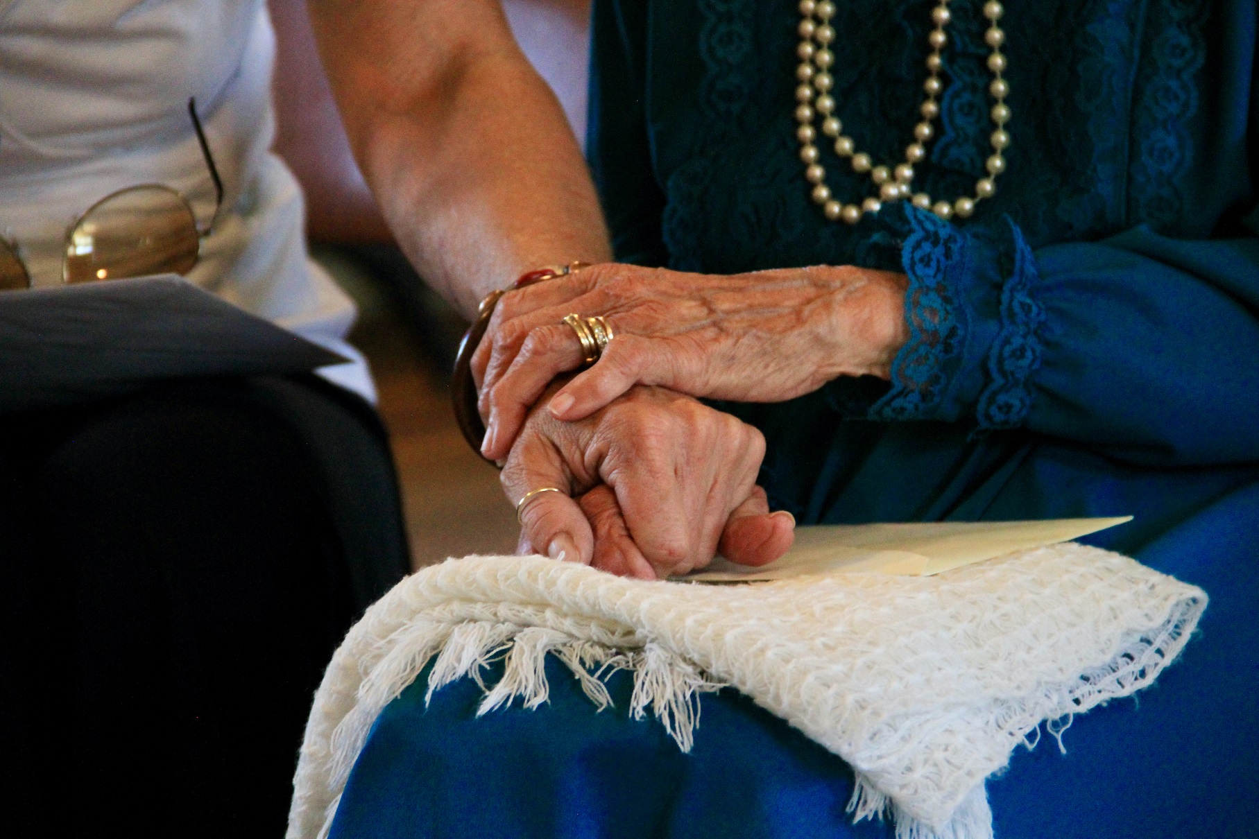 Holding-Hands-Elderly